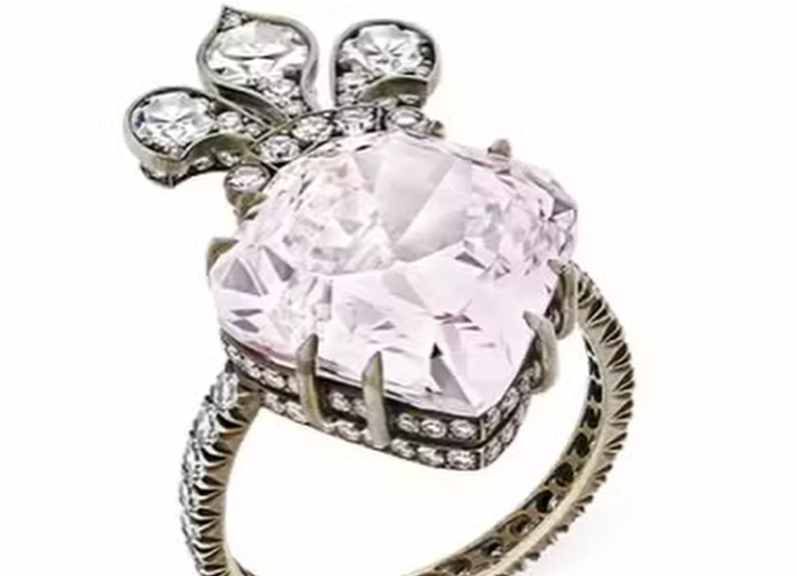 Anel com diamante rosa atribuído a Maria Antonieta, rainha da França.