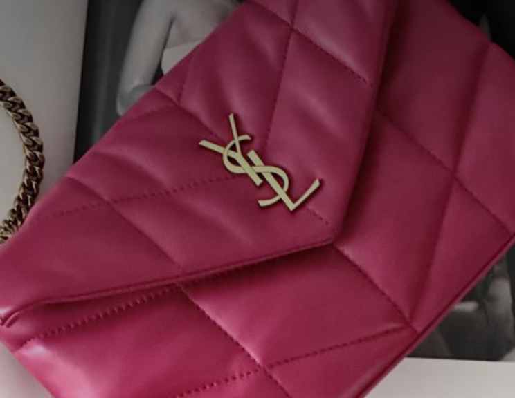 Foto da Bolsa Lou Lou Puffer da marca de luxo francesa Saint Laurent, um dos grandes nomes sob o guarda-chuva do Grupo Kering que terá um novo CEO, Luca de Meo.