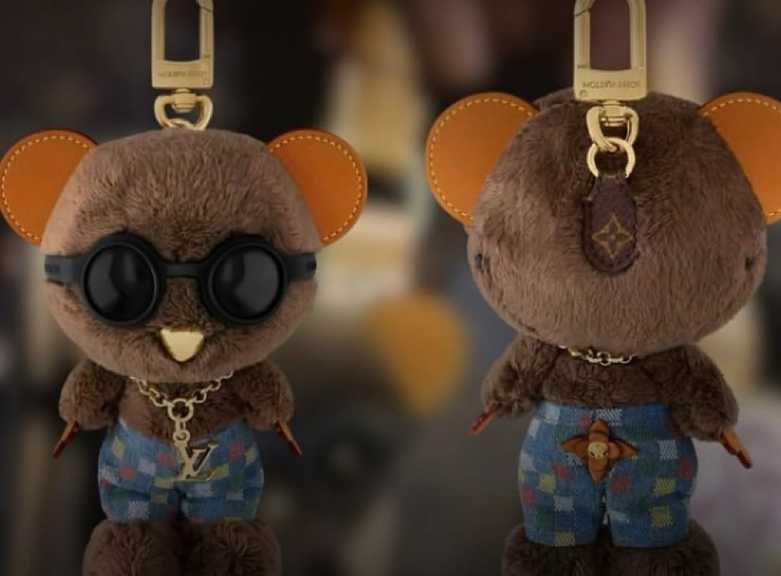 Foto de Novos Charms da Louis Vuitton que devem disputar com os Labubus da Pop Mart, ursinhos de pelúcia para pendurar nas bolsas.