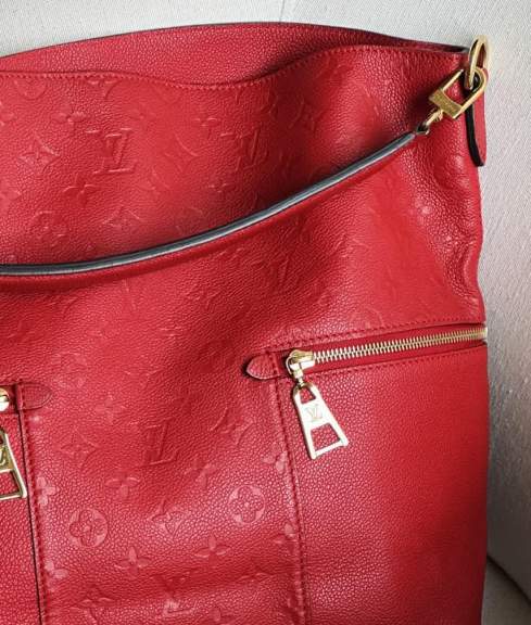 Foto de uma das bolsas coloridas da louis vuitton para o euro summer.