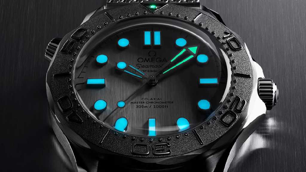Foto de um relógio de marca suíça de luxo, Omega Seamaster.