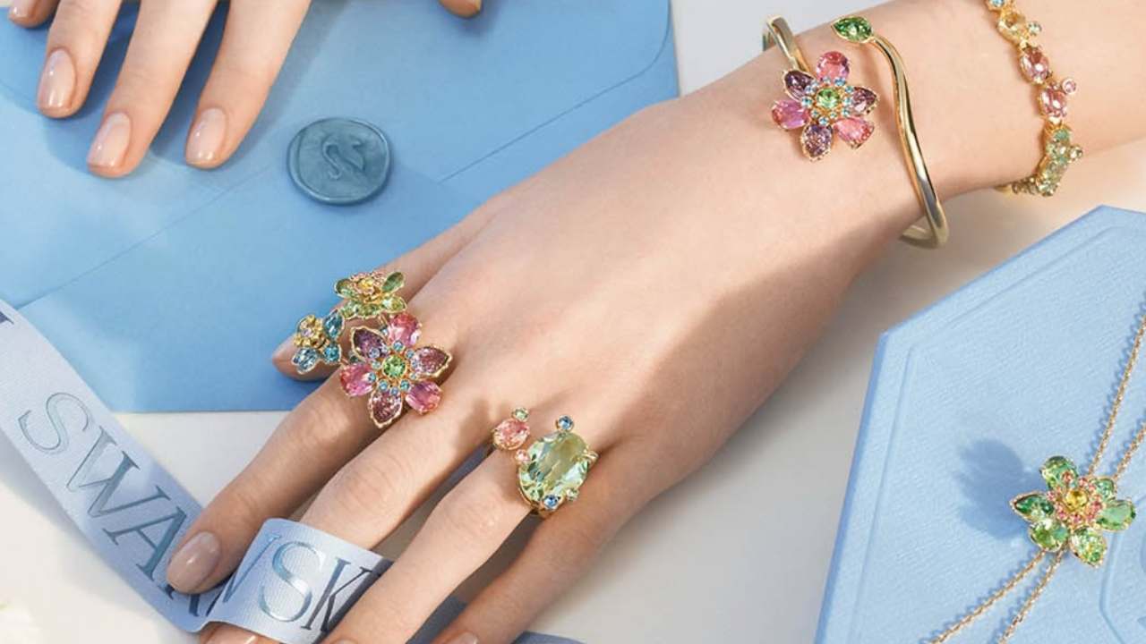 Fotos de anéis, colares e pusleiras da Swarovski, uma das melhores marcas de joias e relógios femininos do mundo.