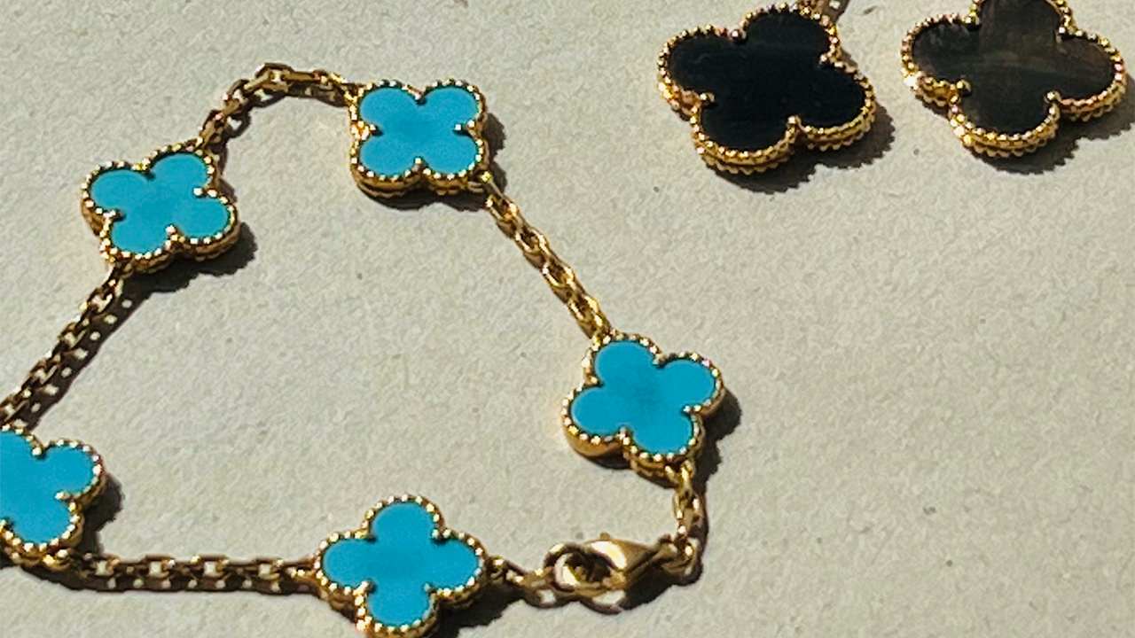 Foto de Joias da Coleção Alhambra Van Cleef & Arpels, uma das melhores do mundo.