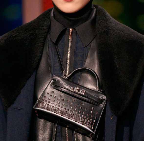 Foto da bolsa Mini Kelly com spikes no Desfile Hermès de Inverno 2025 em Xangai.