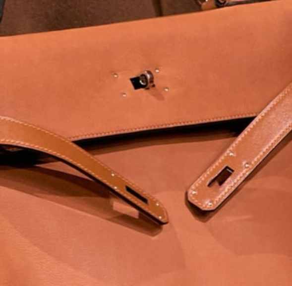 Foto do Detalhe da Nova Bolsa Kelly da Hermès desfilada em Xangai: modelo emblemático apareceu sem seu fecho emblemático, o touret.