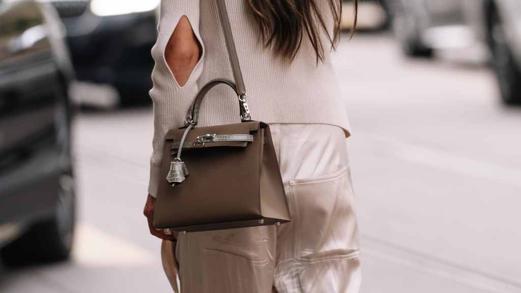 nova-bolsa-kelly-da-hermes-sem-hardware-choca-fashionistas-desfile-xangai-2025-170625