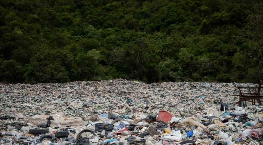 Foto de lixo da moda e poluição.
