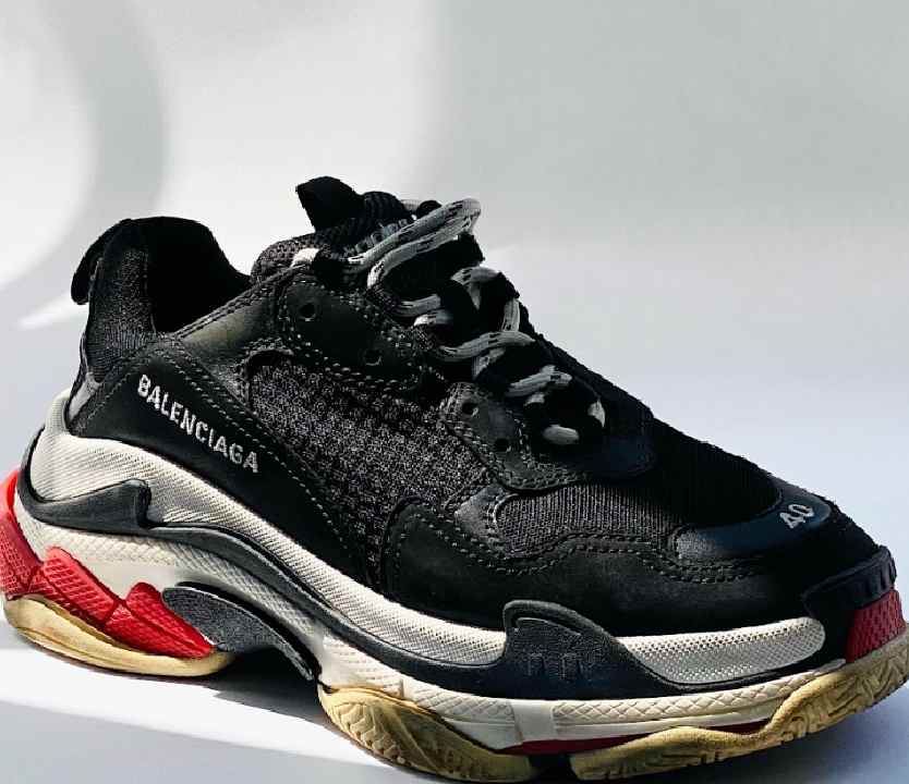 Foto do Balenciaga Triple S, um dos tênis masculinos para usar neste inverno.