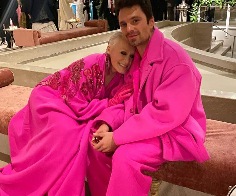 Foto de Glenn Close e Sebastian Stan usando looks com o famoso tom Pink PP, uma das curiosidades sobre Pierpaolo Piccioli.