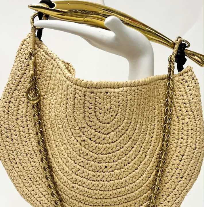 Foto de Bolsa Sardine de ráfia feita com técnica de croch da Bottega Veneta, um investimento para 2025.