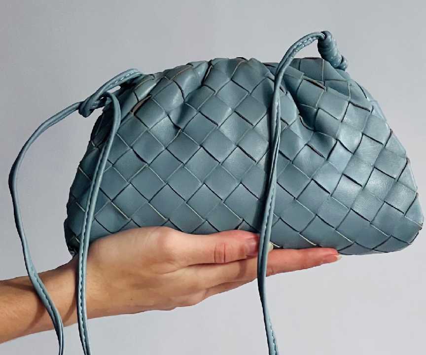 Foto de uma das bolsas bottega veneta que são investimentos: The Pouch.