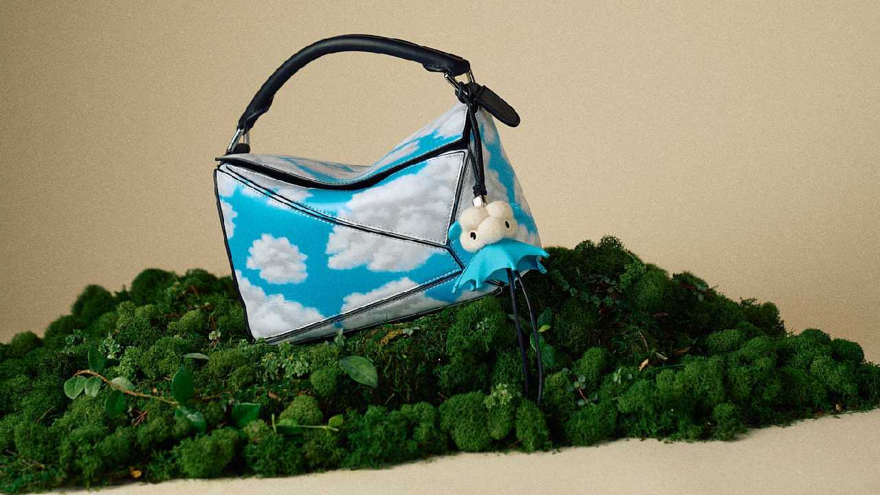 Foto da Puzzle 10 Cloud Re-edition , a bolsa mais famosa da Loewe, com o bag charm Fluffy Puzz.