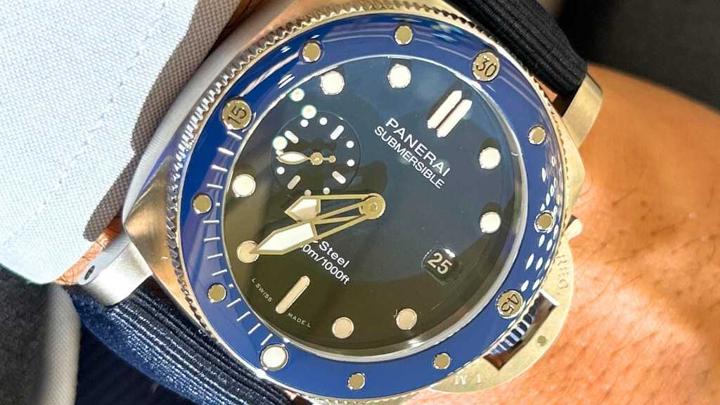 Foto do Submersible QuarantaQuattro eSteel um dos relógios de luxo sunstetáveis da marca de alta relojoaria Panerai.