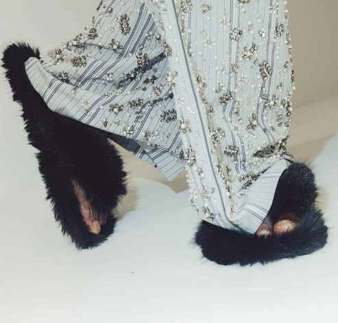 Foto de chinelo de pelúcia dolce e gabbana com havaianas no desfile masculino na MFW 2026.