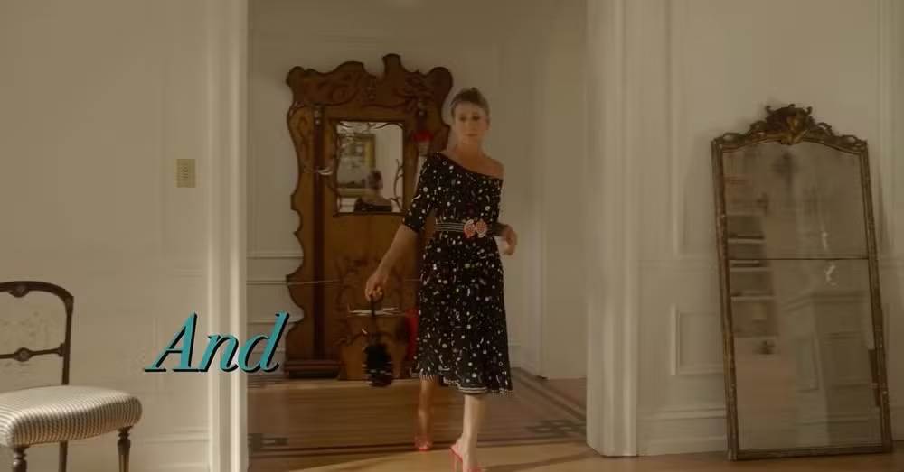 Foto da cena da série And Just Like That da HBO que a personagem de Sarah Jessica Parker, Carrie Bradshaw, usa vestido da marca brasileira Isabela Capeto.