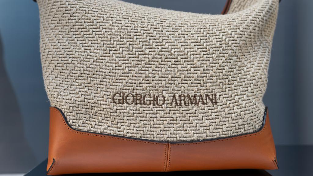 Giorgio Armani e Kith lançam collab de verão com alfaiataria leve, peças femininas e acessórios. Descubra os detalhes da coleção Estate.