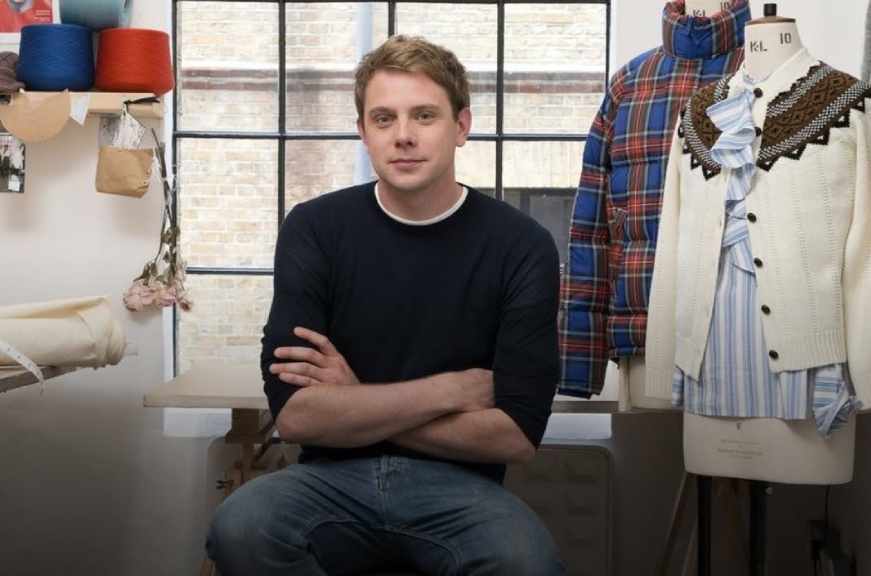 Foto de Joanthan Anderson, diretor criativo da Dior e da sua marca homônima a JW Anderson.