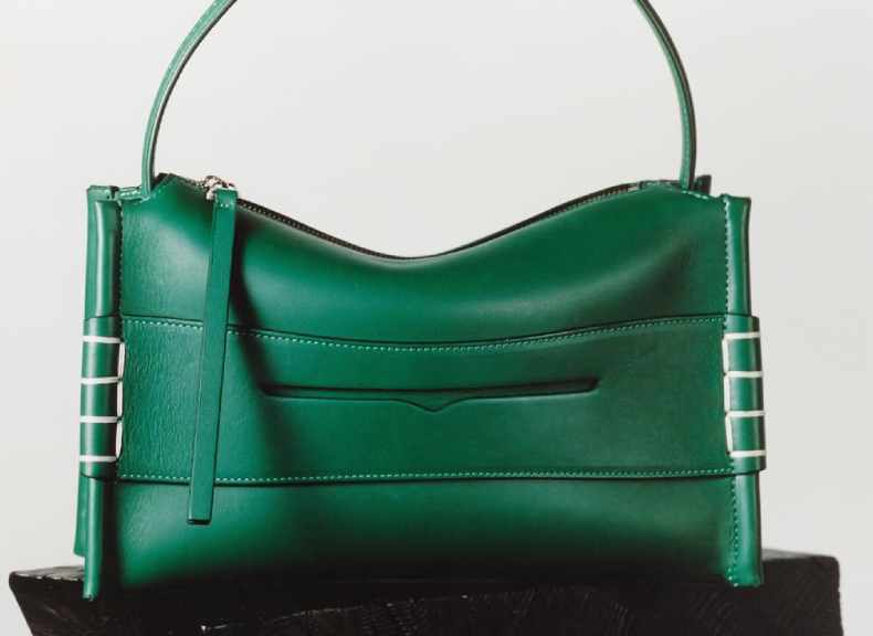 Foto de uma bolsa da marca de Jonathan Anderson, a JW Anderson.