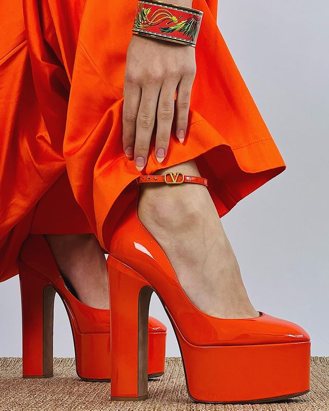 Sapato Valentino Tan Go. Clique na imagem e confira mais modelos!