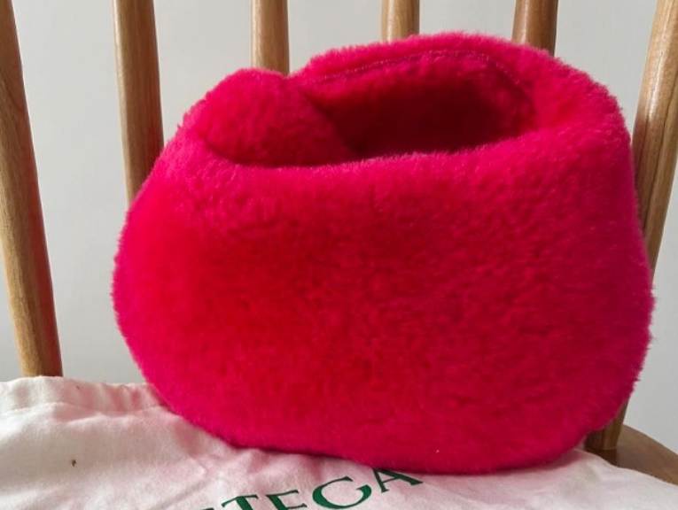 Foto de uma das bolsas de pelúcia da Bottega Veneta, modelo Jodie Teddy.