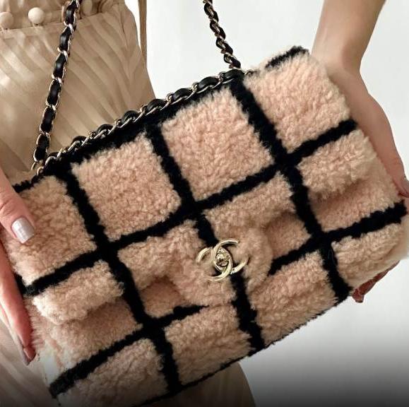 Foto de uma Chanel Single Flap Shearling Fluffy: uma das bolsas de luxo com textura de pelúcia e pelo.