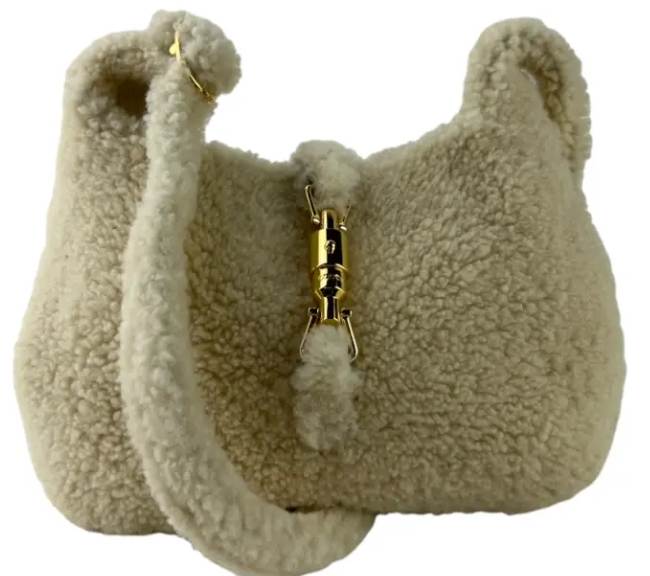 Foto de uma das bolsas Gucci Jackie 1961 Shearling modelo com textura de pelo e pelúcia.