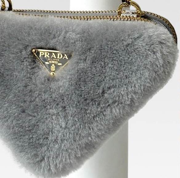 Foto de uma Bolsa Mini Prada Triangle em Pelúcia com textura de pelo.