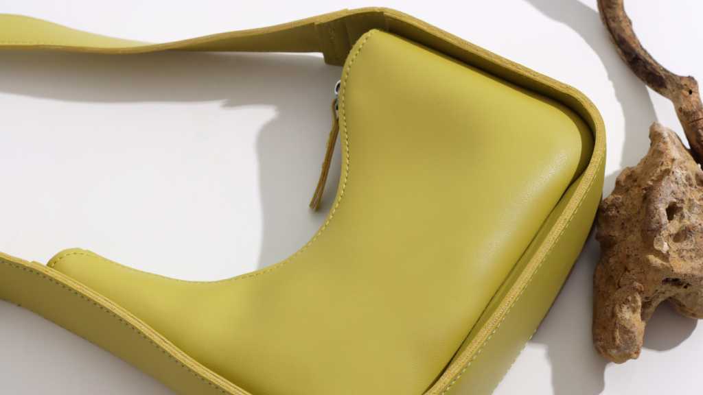 Conheça a Sentèz, marca espanhola que cria bolsa de luxo sustentável com casca de banana e briga com Hermès e Stella McCartney.