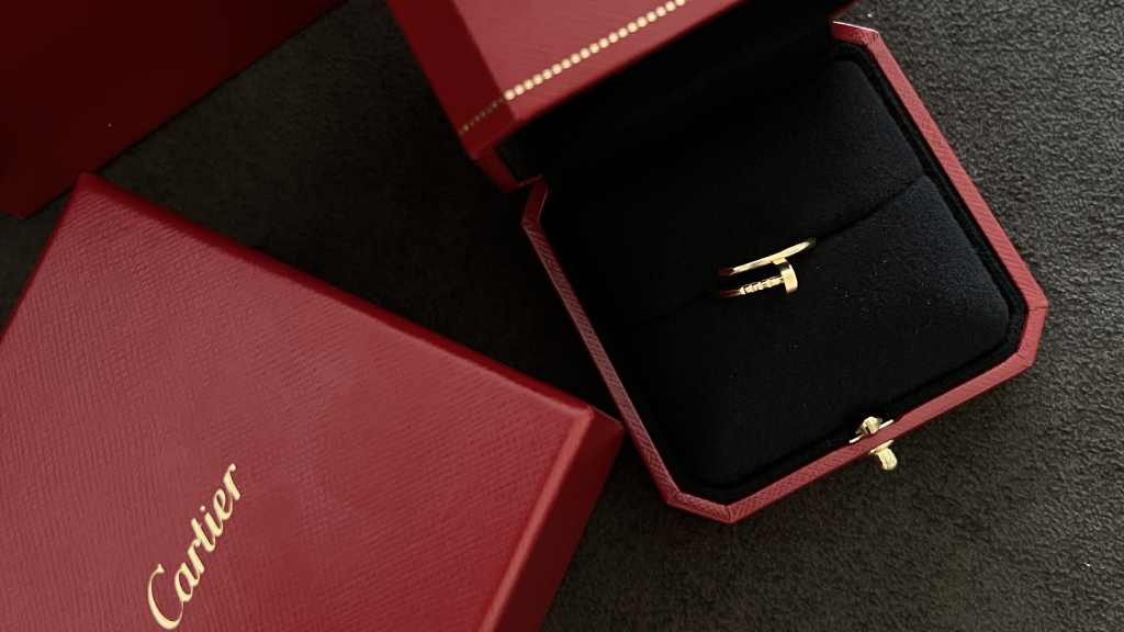 Zoe Saldaña é a nova embaixadora da Cartier. Entenda por que a maison francesa escolheu a atriz, conheça sua história, peças icônicas e o que está por trás dessa estratégia de marketing de luxo.