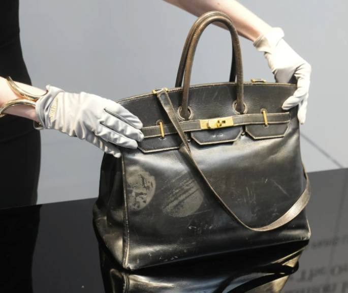 Foto da bolsa birkin de jane birkin leiloada por mihões de euros.