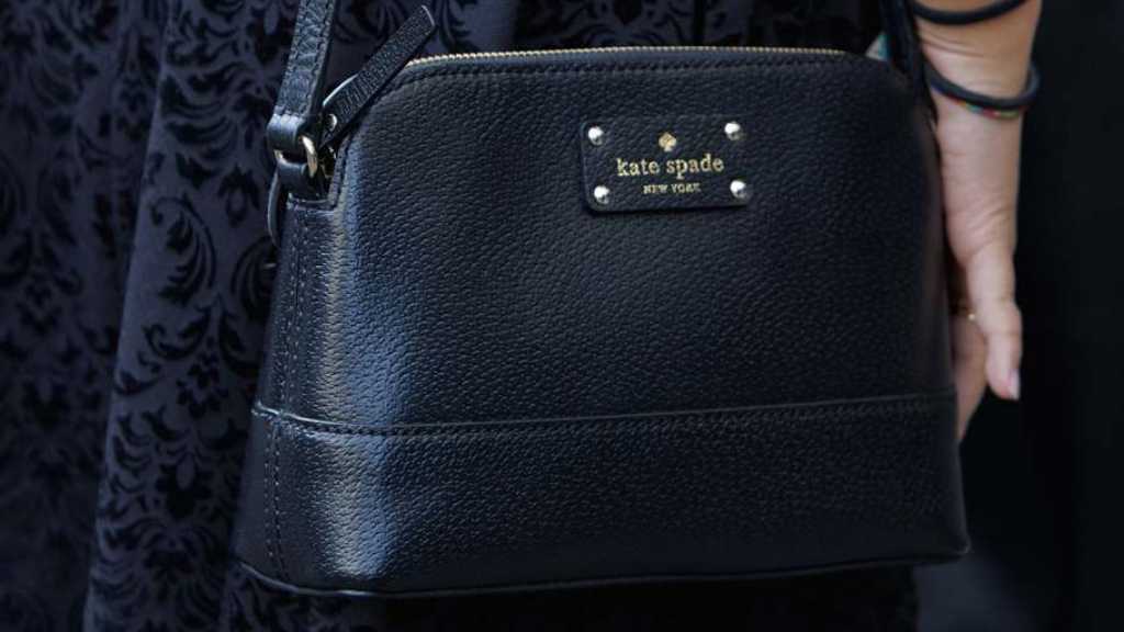 Foto de bolsa kate spade, marca do grupo tapestry que investe milhões em couro reciclado.