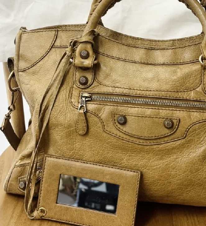 Foto de um dos acessórios Balenciaga na Super Sale Mês dos Pais do Etiqueta única, bolsa city.