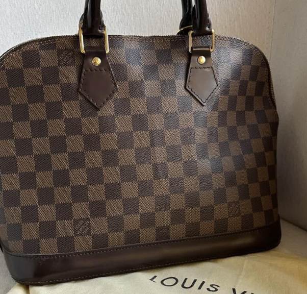 Foto da Bolsa LV Alma.