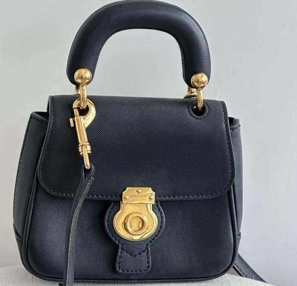 Foto de uma bolsa Burberry famosa.
