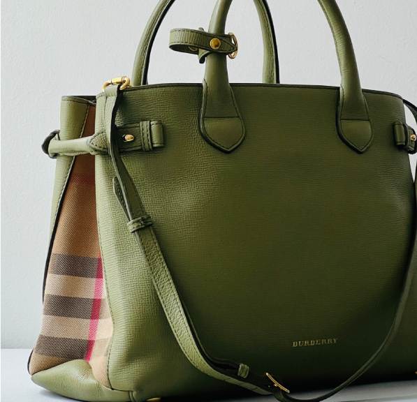 Foto de uma das bolsas mais icônicas da Burberry, modelo Banner.