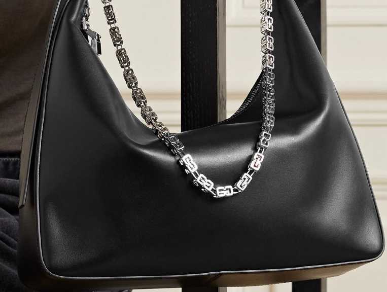 Foto de uma das bolsas clássicas da Givenchy modelo Moon Cut Out.