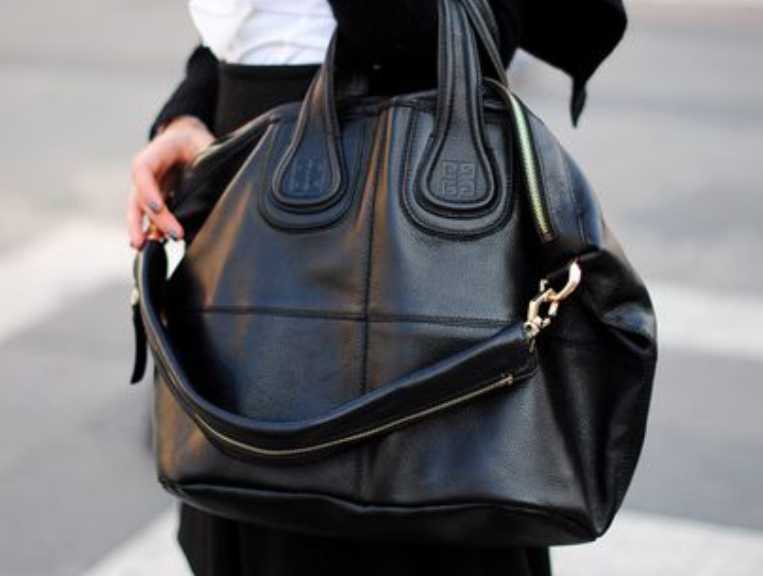 Foto de um modelo de bolsa clássica da marca de luxo Givenchy.
