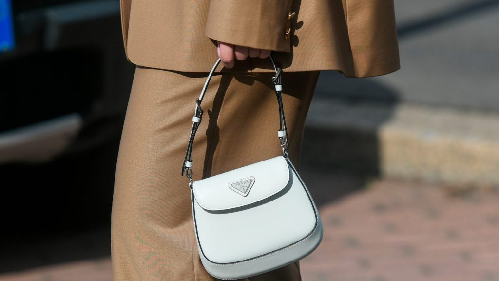 bolsa-branca-de-grife-por-que-elas-viraram-objeto-de-desejo-o-ano-inteiro-e-quais-modelos-de-luxo-comprar-via-second-hand-capa-040725