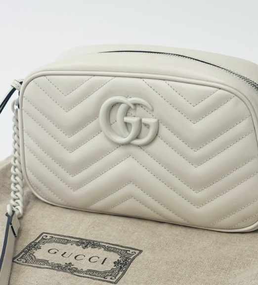 Foto de uma bolsa de grife branca modelo Marmont da Gucci.