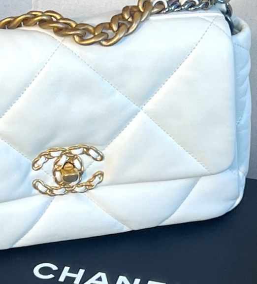 Foto da bolsa de grife de luxo Chanel 19.