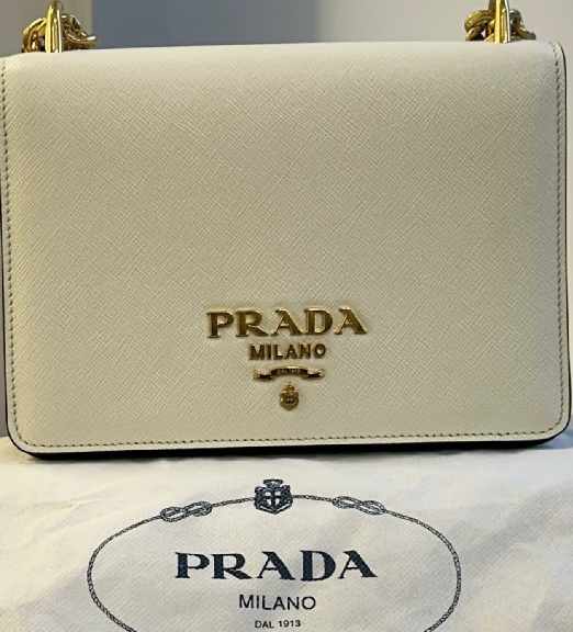 Foto de modelo de bolsa prada.