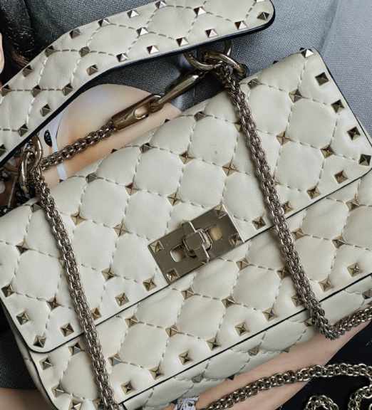 Foto de bolsa branca da grife de luxo Valentino.