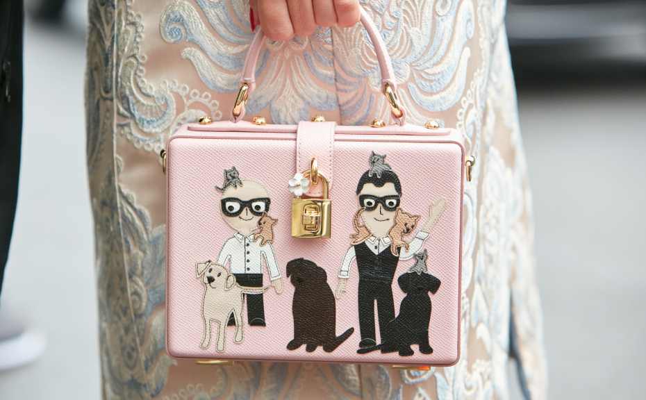 A Dolce & Gabbana transformou a Fontana di Trevi em bolsa no desfile Alta Moda em Roma. Conheça a peça e outras bolsas icônicas da marca.