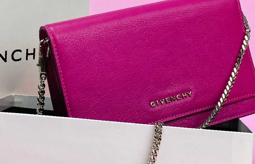 Foto de bolsa para o anuncio da nova embaixadora givenchy  Zhao Liying.