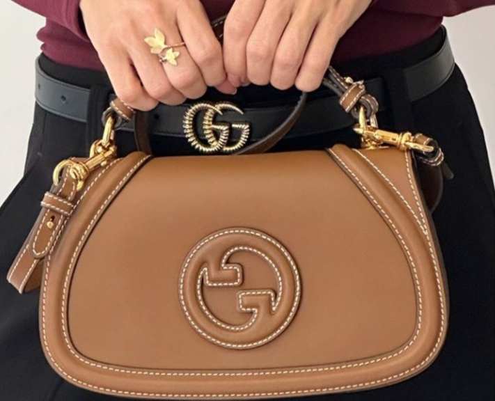 Foto de uma das bolsas Gucci com clima invernal, modelo blondie, couro marrom caramelo.