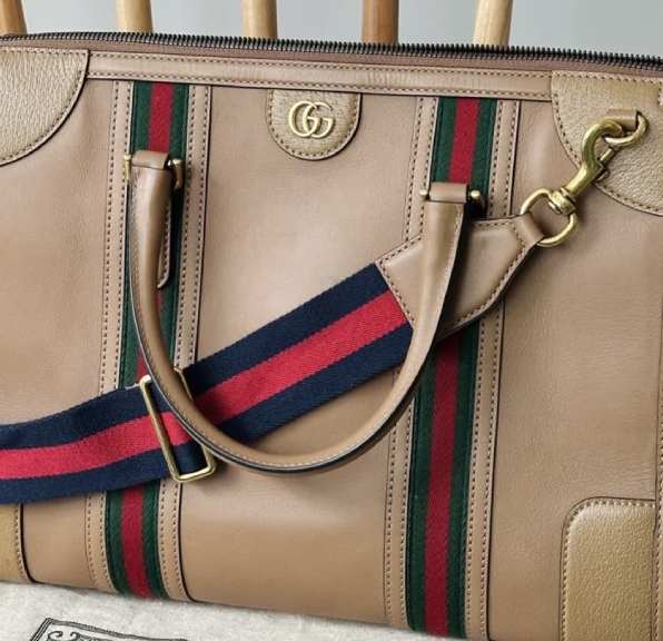 Foto de uma das bolsas gucci com toque invernal, modelo de couro marrom que combina com o inverno.