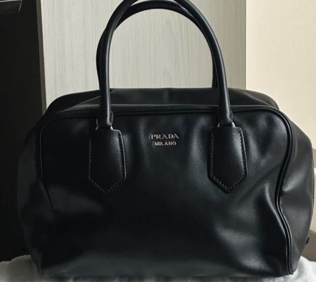 Foto de uma das bolsas pretas da prada modelo bauletto.