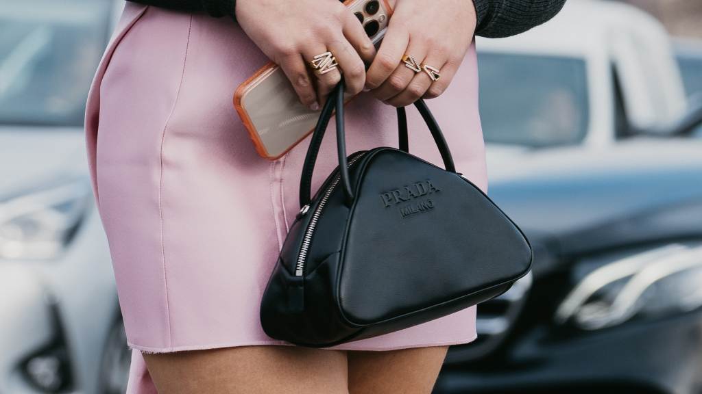 bolsas-pretas-da-prada-para-ter-no-closet-e-nunca-se-arrepender