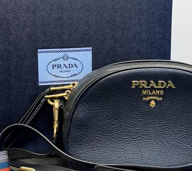 Foto de uma das bolsas pretas da Prada modelo crossbody.