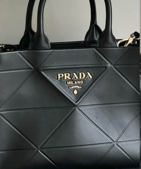 Foto de uma das bolsas pretas da Prada.